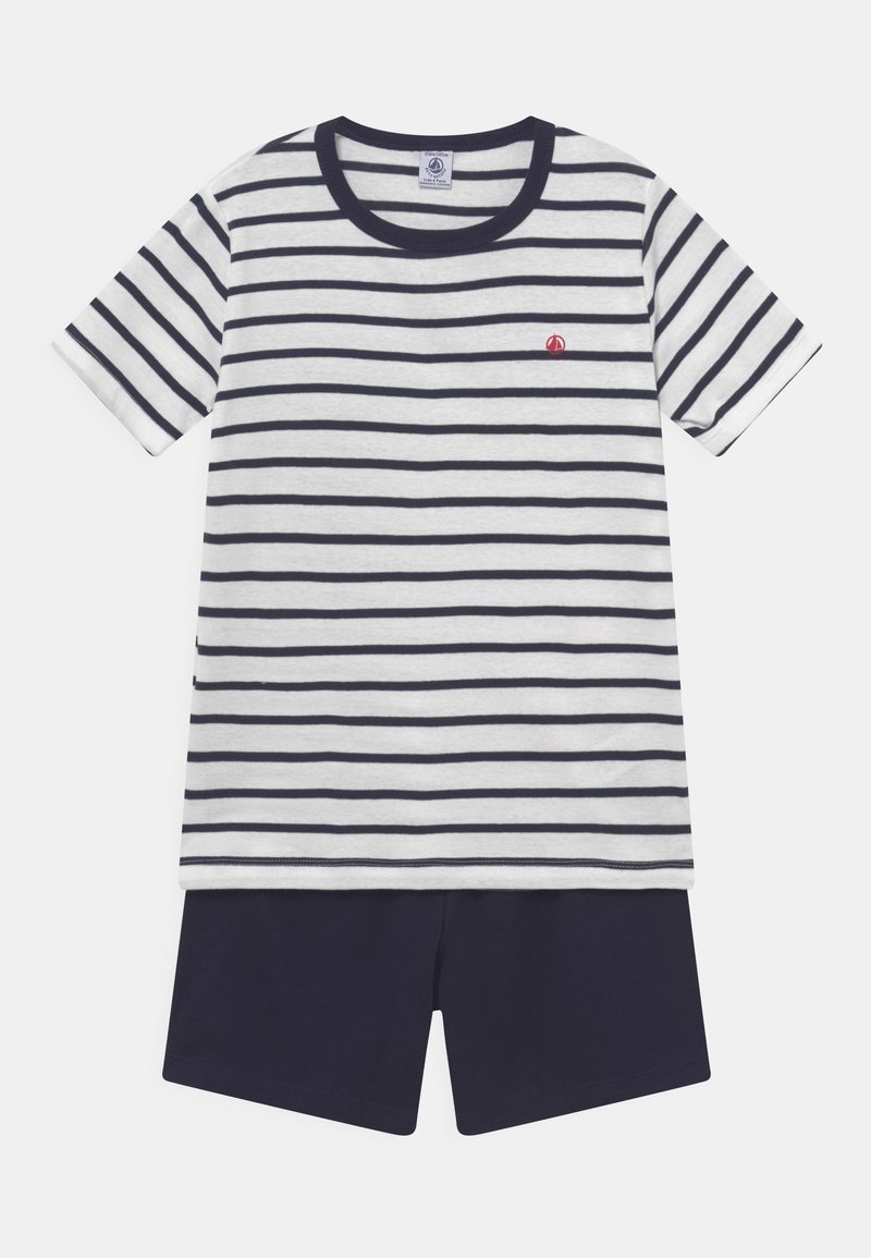 T-shirt de algodão às riscas com acabamentos em azul-marinho e pequeno logótipo vermelho, combinado com calções azul-marinho lisos. Roupa confortável e casual para crianças.