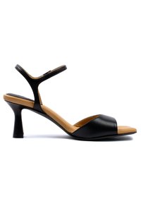 Schwarze Absatzsandale mit offener Zehe, ausgestattet mit einem eleganten, glatten Lederoberteil, minimalistischen Design und verstellbarem Riemen.