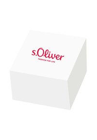 Scatola rettangolare bianca con un coperchio inclinato, caratterizzata da un logo rosso prominente che recita "s.Oliver FASHION FOR LIFE" in un font moderno.