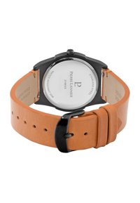 Sort rustfrit stål urkasse med en rund urskive, orange læderrem og metalspænde. Har vandtætningsmærke på bagsiden.