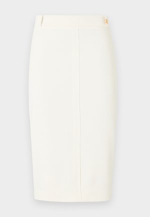 Hvit blyantskjørt til kneet med midjebånd og subtil sømdetalj sentrert foran.