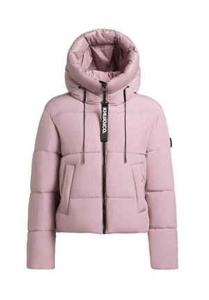 Vankúšová ružová bunda s vysokým golierom, zipsom a dvoma prednými vreckami na našitie. Obsahuje čierne šnúrky a logo na zipe.