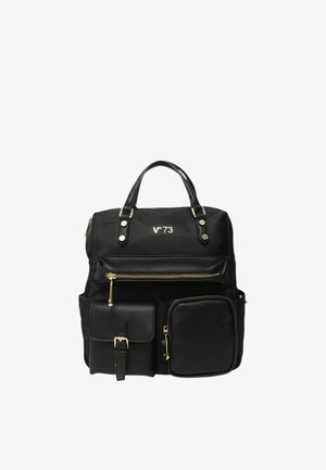 Zaino nero realizzato in tessuto resistente, con una tasca frontale con zip, due scomparti laterali, dettagli in oro e doppi manici per il trasporto.