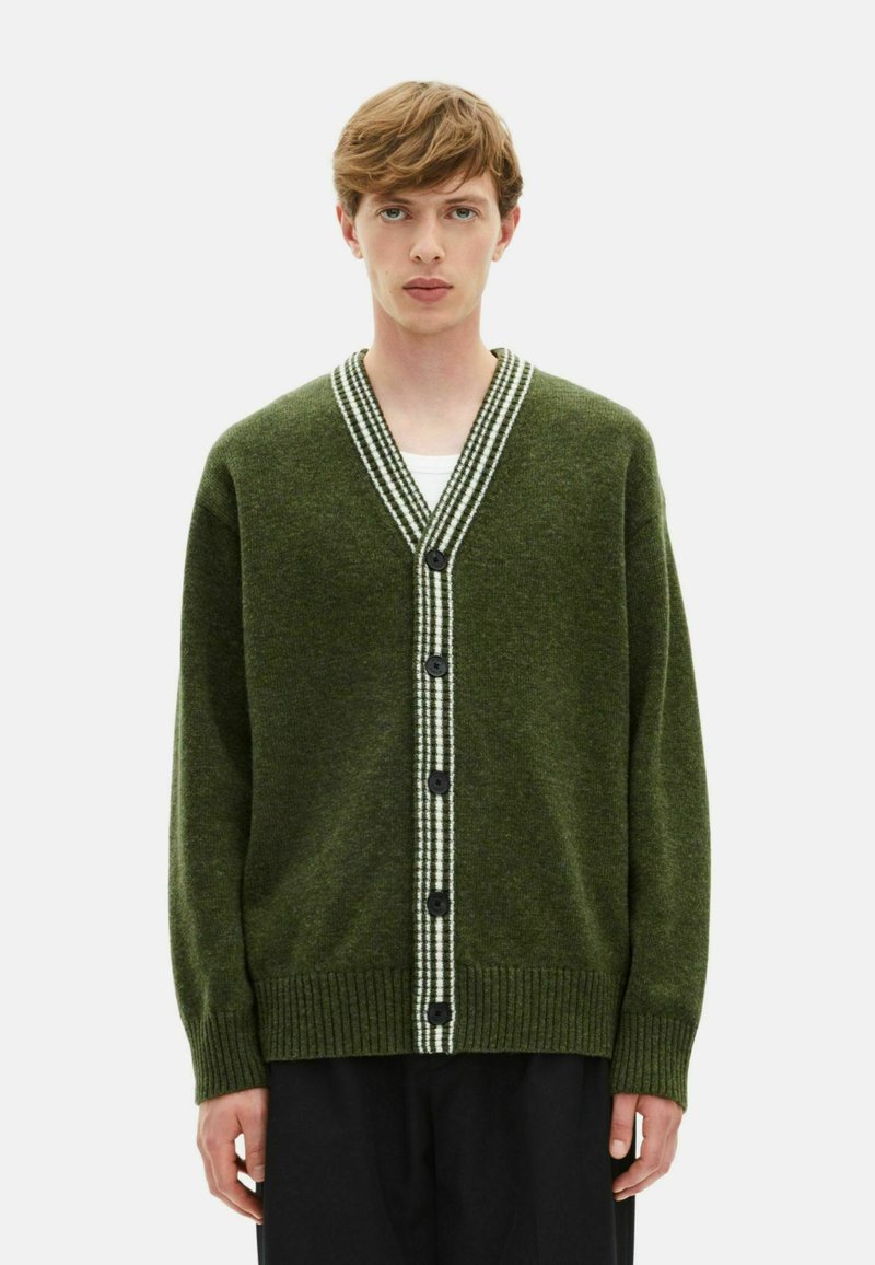 Cardigan verde con scollo a V, rifiniture a quadri in contrasto e bottoni neri. Presenta polsini e orlo a coste, realizzato in materiale a maglia testurizzato.
