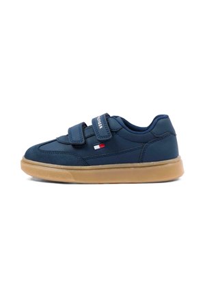 Scarpa sportiva per bambini blu navy con due cinturini in velcro, suola beige e piccolo logo rosso, bianco e blu sul lato.
