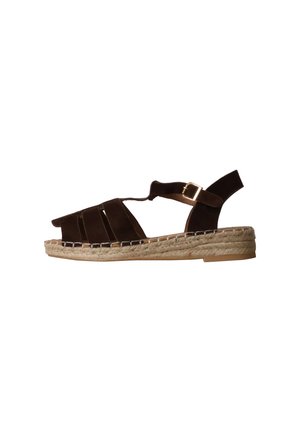 Sandale en daim marron à bout ouvert avec bride réglable à boucle dorée et semelle tressée en jute style espadrille.