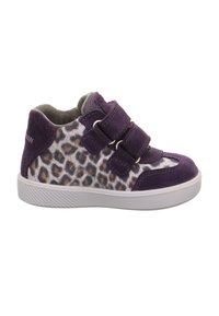Lila High-Top-Sneaker mit Leopardenmuster, Klettverschluss, einer strukturierten Wildleder-Oberfläche und einer weißen Gummisohle.