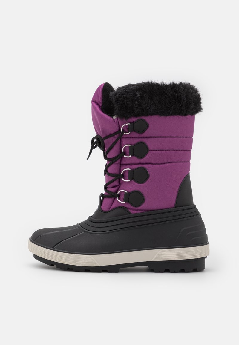 Botte d'hiver violet et noire avec manchette en fourrure noire, laçage à l'avant et semelle beige robuste conçue pour temps froid.