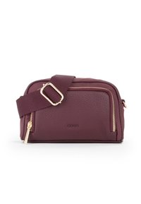Piccolo borsa a tracolla bordeaux realizzata in pelle strutturata. Presenta dettagli in metallo dorato, due tasche con zip e una tracolla in tessuto regolabile.