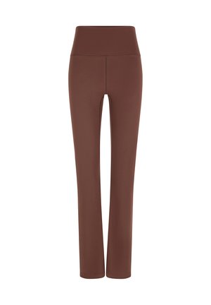 Pantaloni marroni aderenti a vita alta con gambe dritte, tessuto liscio e cuciture visibili minime su sfondo bianco uniforme.
