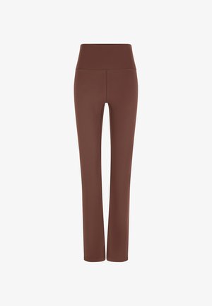 Pantaloni marroni aderenti a vita alta con gambe dritte, tessuto liscio e cuciture visibili minime su sfondo bianco uniforme.