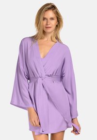 Liliowy szlafrok w stylu kimona z długimi rękawami, paskiem w talii i miękkiego materiału. Dekolt w kształcie litery V z minimalnymi detalami szwów, zapewniający luźny krój.