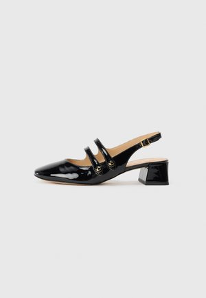 Scarpa slingback in pelle lucida nera con punta affusolata, dettagli a due cinturini, accenti circolari dorati e tacco a blocco basso.