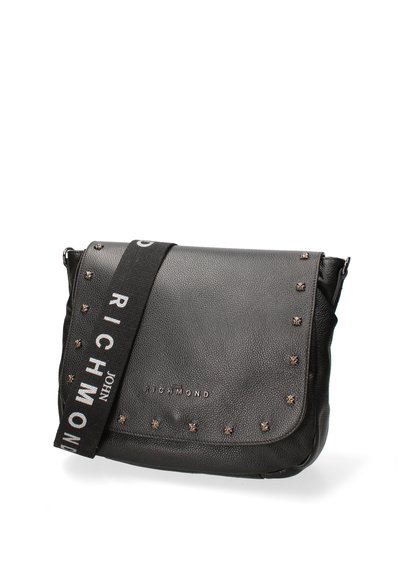 Borsa a tracolla nera in pelle texture, con dettagli borchiati e una tracolla con logo con la scritta "RICHMOND" in bianco.