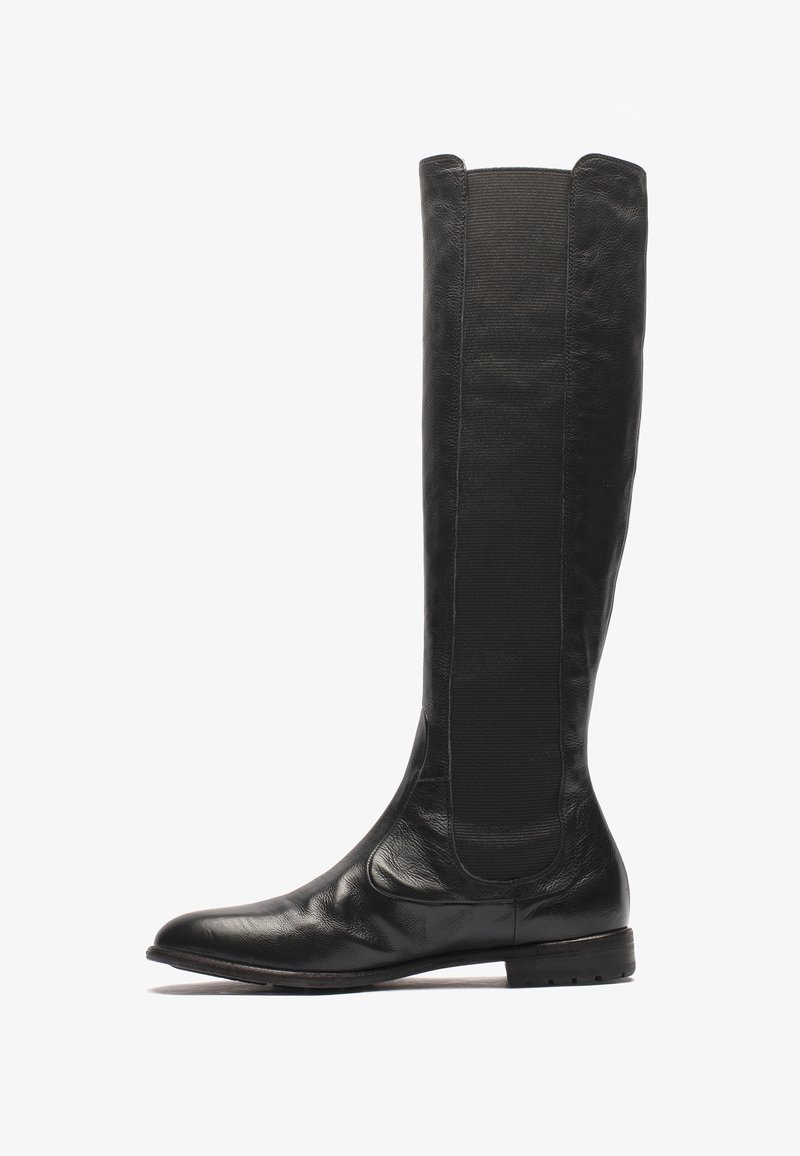 Schwarze Lederstiefel bis zum Knie mit glatter Textur, abgerundeter Zehenpartie, elastischen Seitenpaneelen und einem niedrigen, gestapelten Absatz.