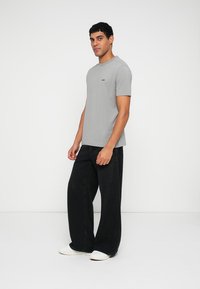 BOSS TEE - Paprasti marškinėliai - open grey