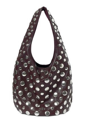 Bolso hobo burdeos decorado con tachuelas plateadas, con una única correa y un diseño con caída, ideal para atuendos informales o de moda.