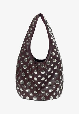 Bolso hobo burdeos decorado con tachuelas plateadas, con una única correa y un diseño con caída, ideal para atuendos informales o de moda.