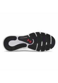 Semelle de chaussure de sport noir et blanc avec un caoutchouc texturé pour une traction, comportant un logo rouge proéminent et des motifs moulés pour la flexibilité.