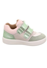 Sneaker mit Klettverschluss in einer Mischung aus sanften Pastellfarben: Mintgrün, zartes Rosa und Beige. Hergestellt aus Leder und Wildleder mit einer strukturierten Oberfläche.