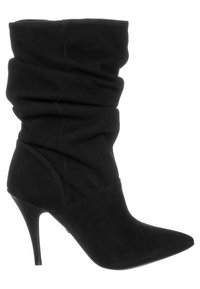 Stivale alla caviglia in suede nero con design morbido, punta affusolata e alto tacco a spillo, con dettagli di cucitura visibili.