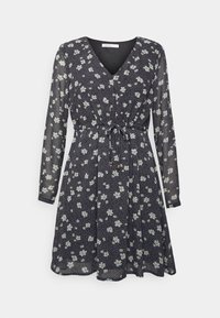 Vestido com padrão floral em azul marinho, com mangas longas, decote em V, cintura ajustada e tecido leve com flores brancas e azul claro.