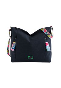 Bolso de tela negro con una apertura amplia, que presenta una correa de patrón colorido y un pequeño parche rectangular con el logo en la parte frontal.
