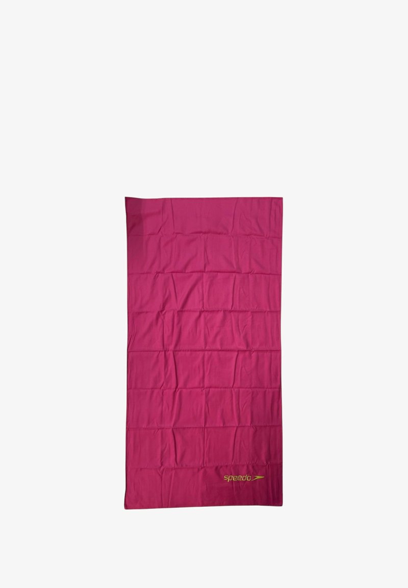 Asciugamano in microfibra rosa con una finitura testurizzata. Presenta motivi cuciti e un logo di colore giallo contrastante nell'angolo in basso a destra.