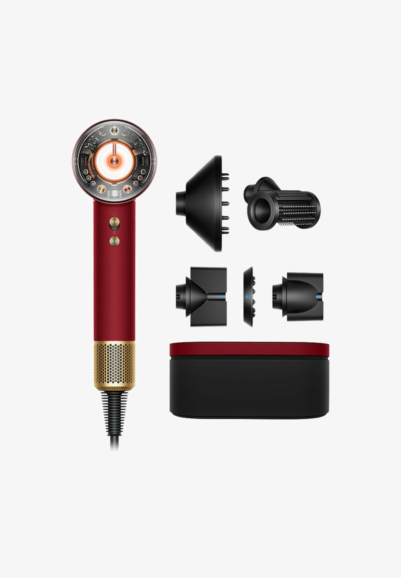 Roter und goldener Haartrockner mit transparentem, rundem Kopf, vier schwarzen Styling-Aufsätzen und rechteckiger schwarzer und roter Aufbewahrungsbox vor weißem Hintergrund.