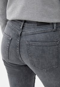 s.Oliver MIT AUSGEFALLENEM NAHTVERLAUF - Slim fit jeans - schiefergrau