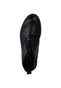 Czarne botki za kostkę z gładką skórzaną cholewką i tekstylną wstawką, okrągłym noskiem, sznurowanym przodem oraz uchwytem z tyłu. Widoczne akcenty teksturowe.