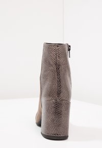 KIOMI Boots à talons - taupe