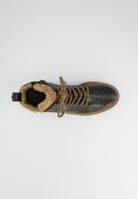 Botín de cuero negro con forro de peluche sintético, cordones trenzados en oro y negro, y suela de goma. Presenta puntera redondeada y bordes cosidos.