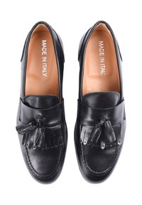 Mocassini in pelle nera con frange frontali, texture liscia e dettagli cuciti. Made in Italy.