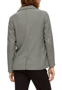 Schwarz-weißer Blazer mit Hahnentrittmuster, Notch-Kragen, einem Rückenschlitz und langen Ärmeln, kombiniert mit dunklen Hosen.