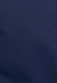 Tissu bleu marine, texture lisse, avec un léger brillant. Le matériau semble léger et est de couleur uniforme sans motifs.