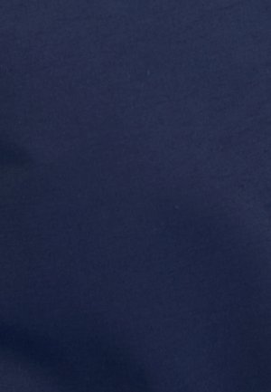 Marineblauwe stof, gladde textuur, met een lichte glans. Het materiaal lijkt lichtgewicht en is gelijkmatig gekleurd zonder patronen.