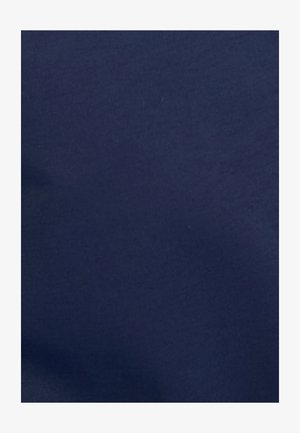 Dunkelblaues Gewebe, glatte Textur mit einem leichten Glanz. Das Material erscheint leicht und ist einheitlich gefärbt, ohne Muster.