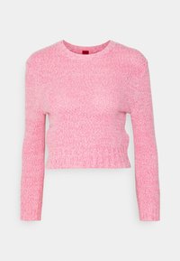 Pull en maille rose court avec manches longues et col rond sur un fond gris clair uni.