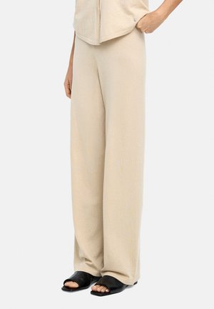 - Spodnie materiałowe