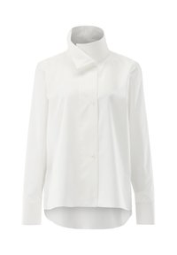 Camicia bianca a maniche lunghe con colletto alto sovrapposto e chiusura con bottoni. Realizzata in tessuto liscio e leggero con vestibilità comoda.