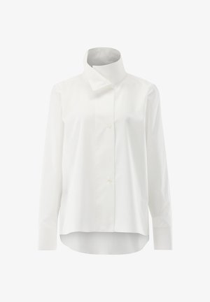 Weißes Langarmhemd mit hohem, überlappendem Kragen und Knopfleiste. Hergestellt aus glattem, leichtem Stoff mit lockerer Passform.
