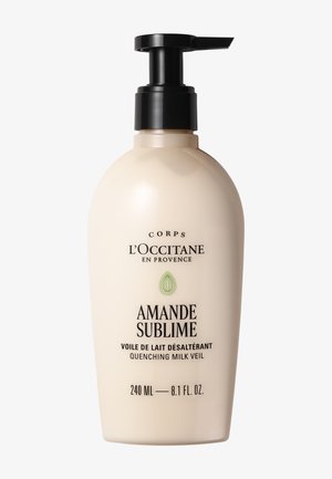 Pumpeflaske med L'Occitane Amande Sublime Quenching Milk Veil kropslotion, 240 ml, med sort dispenser og beige beholder.