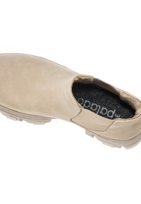 Chaussure beige à enfiler en daim, avec un dessus lisse, des panneaux latéraux élastiques et une semelle extérieure en caoutchouc texturé. Semelle intérieure noire avec logo.