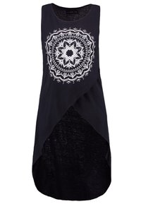 Robe noire sans manches avec un motif mandala blanc complexe sur la poitrine et un ourlet asymétrique superposé.