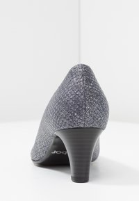 Šedá textured vysoká bota na podpatku s vzorem z hadí kůže, vybavená černým zúženým podpatkem a hladkým povrchem na svršku.