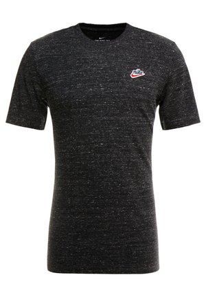 T-shirt gris chiné foncé à manches courtes et col rond, avec petit logo Nike blanc et rouge sur le côté gauche de la poitrine.
