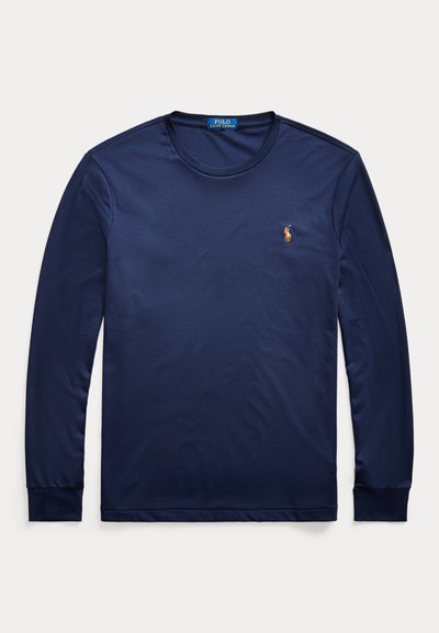 Naoručena majica tamnoplave boje dugih rukava s okruglim izrezom i malim izvezenim Polo Ralph Lauren logom na lijevoj strani prsa.