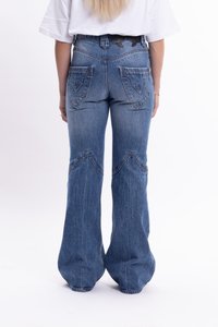 Jeans din denim evazați cu o nuanță albastră decolorată, cusături accentuate și buzunare din spate unghiulare. Prezintă o talie înaltă și ușoare deteriorări.