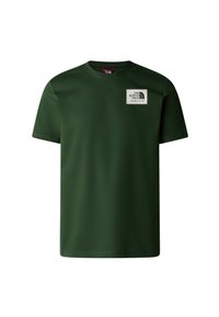 Ciemnozielona koszulka z krótkim rękawem z białą prostokątną łatką z logo North Face na lewej piersi, na której widnieje napis "Berkeley, Calif. USA."